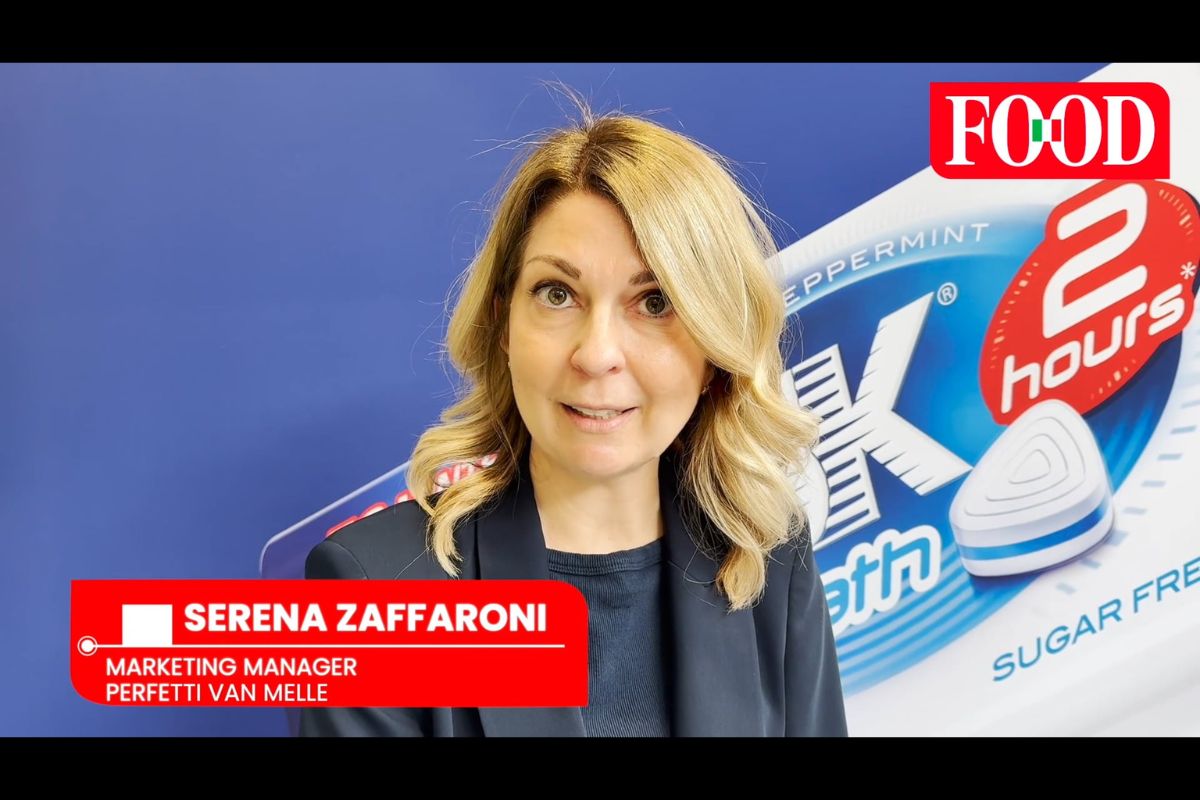 Serena Zaffaroni, Marketing Manager Perfetti Van Melle, con caramelle Frisk.