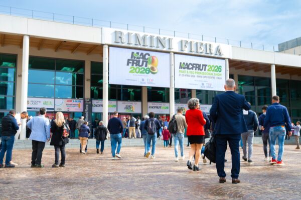 Macfrut 2026 a Rimini Fiera: fiera ortofrutticola professionale. Persone all'ingresso dell'evento.