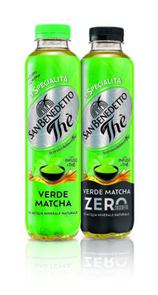 Due bottiglie di Thè San Benedetto Verde Matcha, versione classica e Zero Zuccheri, con infuso di tè in acqua minerale.