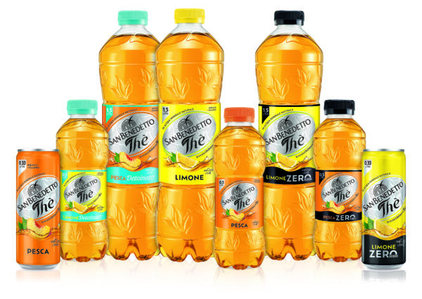Gamma completa di Thè San Benedetto in bottiglie PET e lattine, gusti pesca e limone, classici, zero e deteinati.