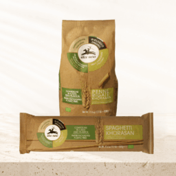 Confezioni di pasta biologica Alce Nero: Penne Rigate e Spaghetti di grano Khorasan in packaging di carta plastic-free.
