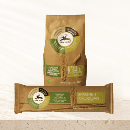 Confezioni di pasta biologica Alce Nero: Penne Rigate e Spaghetti di grano Khorasan in packaging di carta plastic-free.