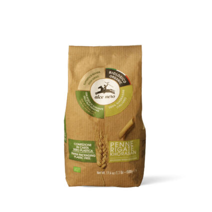 Confezione di pasta Penne Rigate di grano Khorasan biologico Alce Nero in carta ecologica da 500g su sfondo bianco.