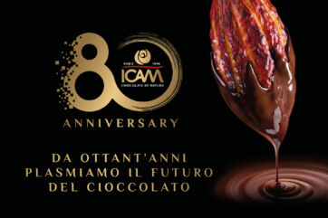 Logo 80° anniversario ICAM e cioccolato fondente che cola su cacao d'origine: novità Vanini per gli 80 anni.