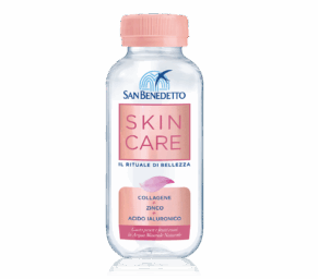 Bottiglia San Benedetto Skincare con collagene, zinco, acido ialuronico, gusto pesca e frutti rossi su sfondo nero.