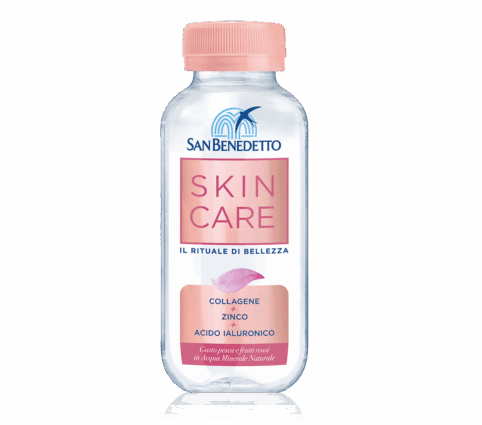 Bottiglia San Benedetto Skincare con collagene, zinco, acido ialuronico, gusto pesca e frutti rossi su sfondo nero.
