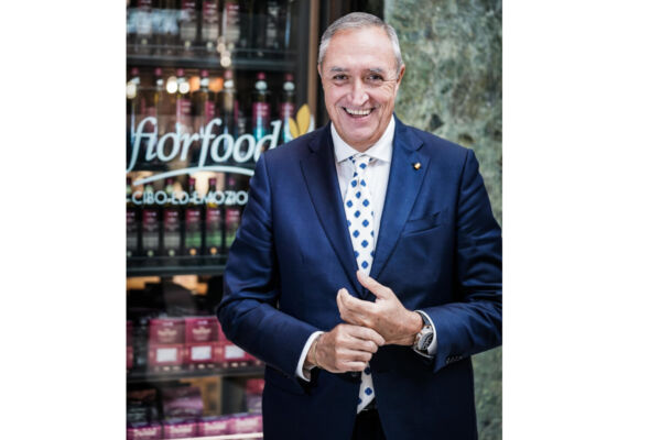 Ernesto Dalle Rive, nuovo Presidente Ancc-Coop, sorridente in giacca blu e cravatta. - prezzi alimentari