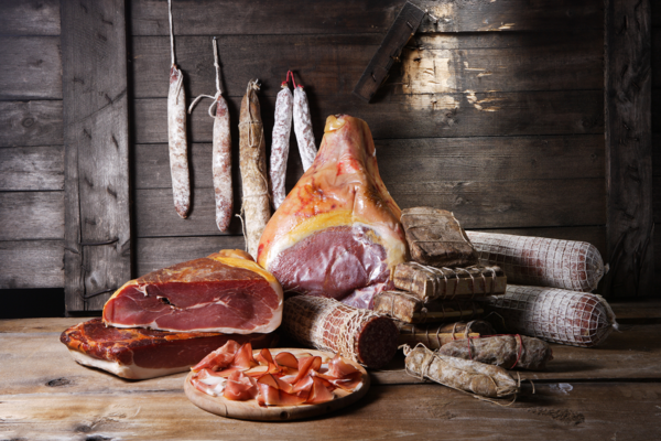 Assortimento di salumi artigianali: prosciutto, salame e coppa. Tagliere di affettati misti. Gastronomia italiana.