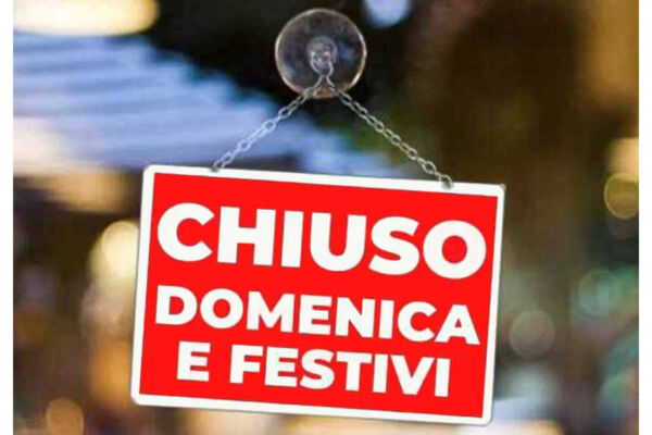 chiusure domenicali-Chiusura Gdo: cartello Chiuso domenica e festivi per supermercati.