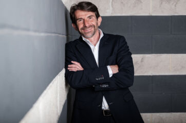 Alberto Piscioneri, General Manager Tonitto 1939, in posa. Manager sorridente in giacca e cravatta. - Melinda-La Trentina-APOT