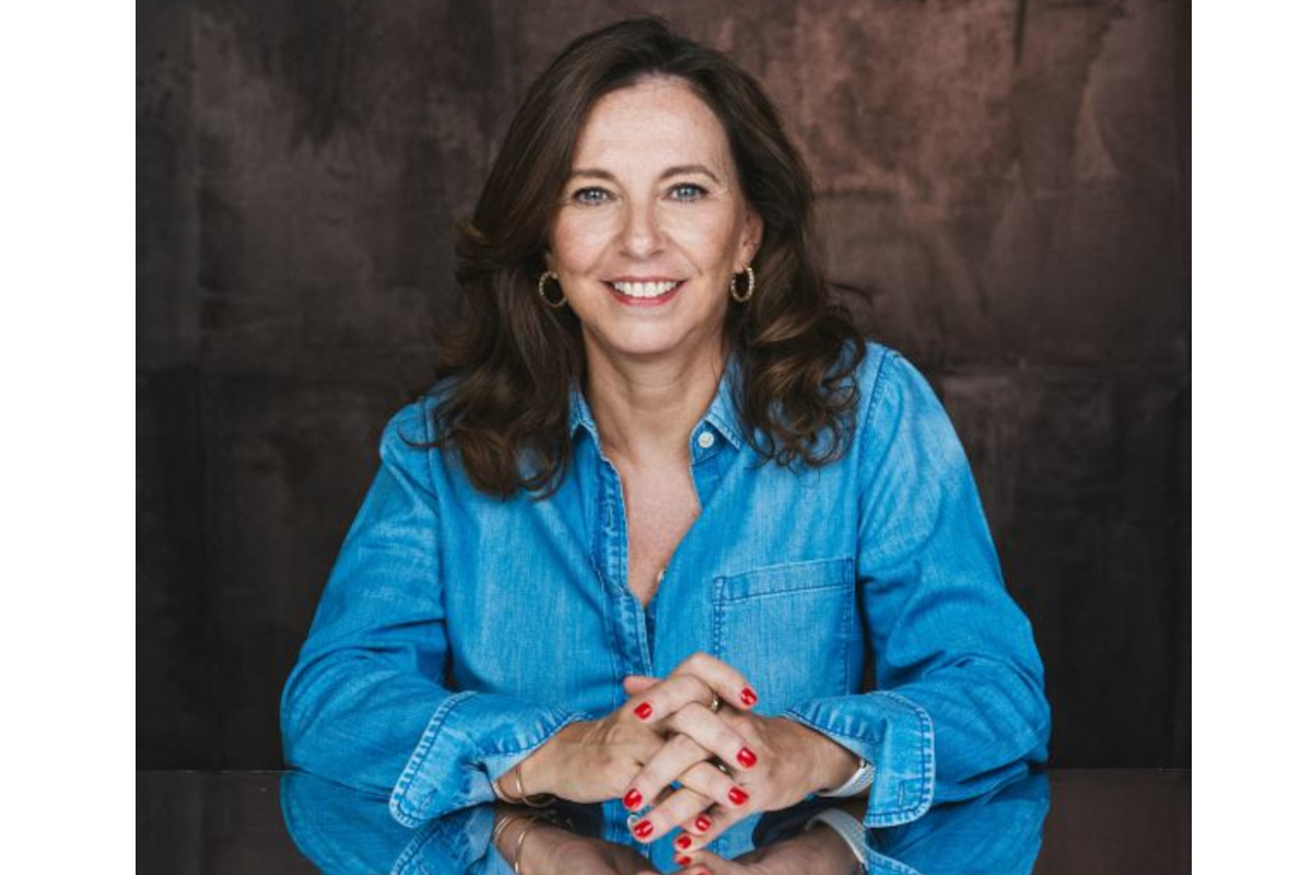 Raffaella Orsero, CEO Gruppo Orsero. Ritratto di donna sorridente in camicia di jeans. Leader nel settore frutta e verdura.