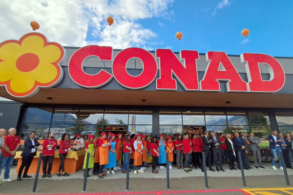 Inaugurazione Conad Trento! Team Conad festeggia il nuovo supermercato. Offerte speciali e prodotti freschi.