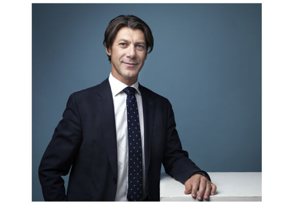Giovanni Agostoni, Presidente ICAM. Ritratto formale su sfondo blu.