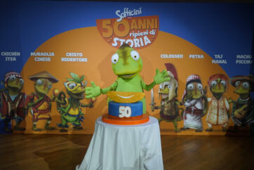 Sofficini Findus: festeggiamenti per i 50 anni. Mascotte con torta celebrativa. #Sofficini #Findus #50anni
