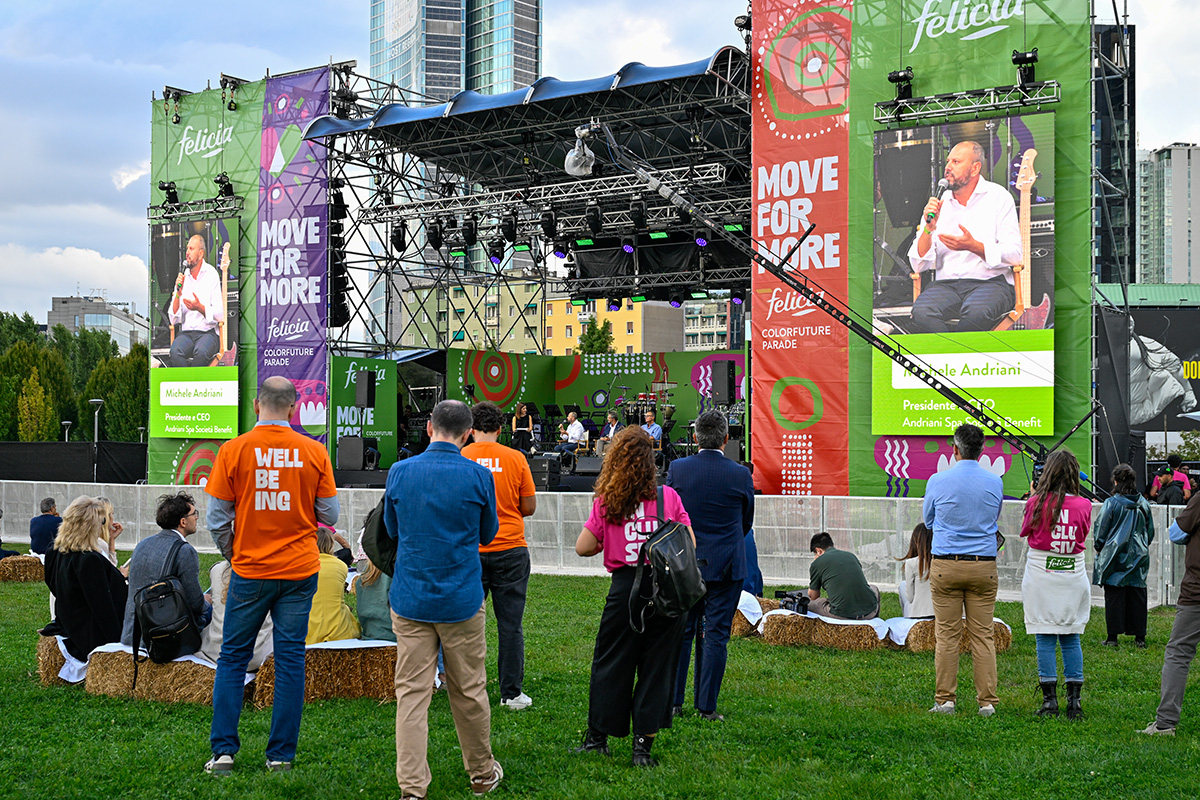 Colorfuture Parade: palco evento sostenibilità con pubblico seduto su balle di fieno.
