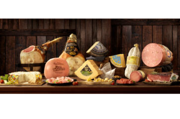 Assortimento di salumi e formaggi GranTerre: prosciutto di Parma, mortadella, Parmigiano Reggiano, altri formaggi e salumi tipici italiani.