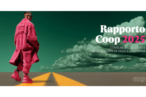 Copertina Rapporto Coop 2025: consumi e stili di vita italiani. Uomo con cappotto rosa su strada.
