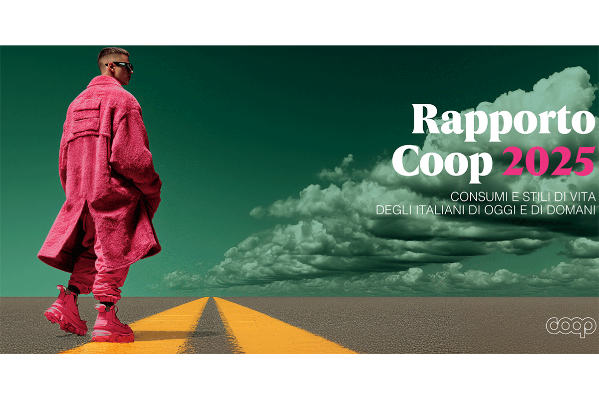Copertina Rapporto Coop 2025: consumi e stili di vita italiani. Uomo con cappotto rosa su strada.