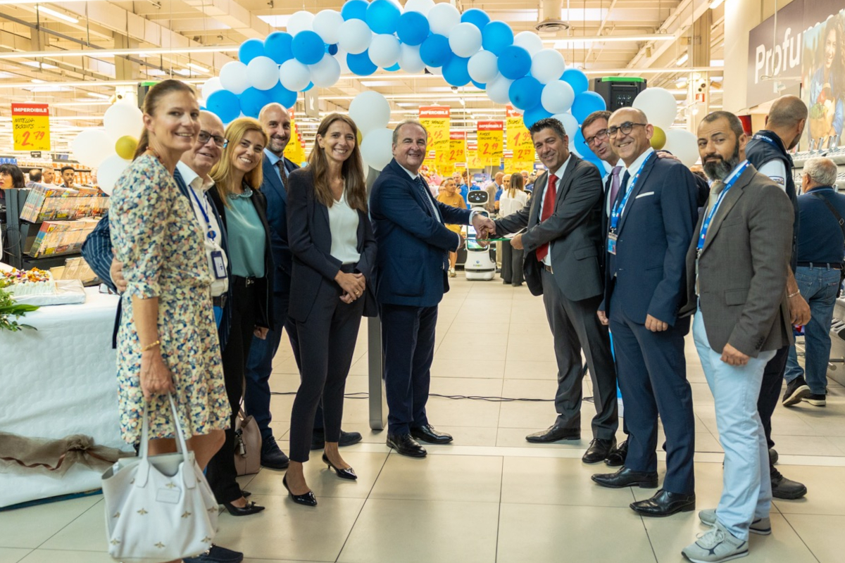 Riapertura Carrefour Monte Cucco: taglio del nastro con autorità e staff. Inaugurazione supermercato, evento.
