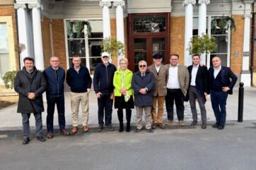 Granarolo acquisisce West Horsley Dairy: gruppo di persone davanti alla sede della latteria nel Regno Unito.