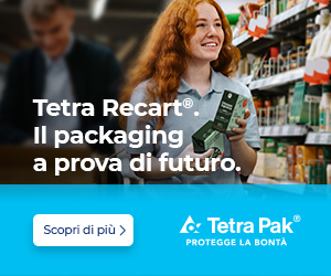 Tetra Pak: packaging alimentare sostenibile Tetra Recart. Donna sorridente con confezioni.