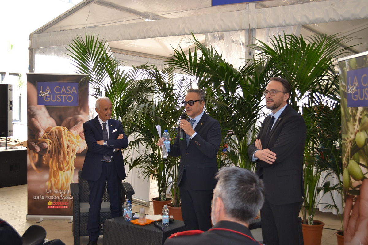 Inaugurazione Casa del Gusto Conad Adriatico. Relatori all'evento. Prodotti alimentari Conad.