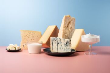 Formaggi italiani e latticini. Filiera latte: export +15,7%. Assortimento di formaggio, latte e panna.
