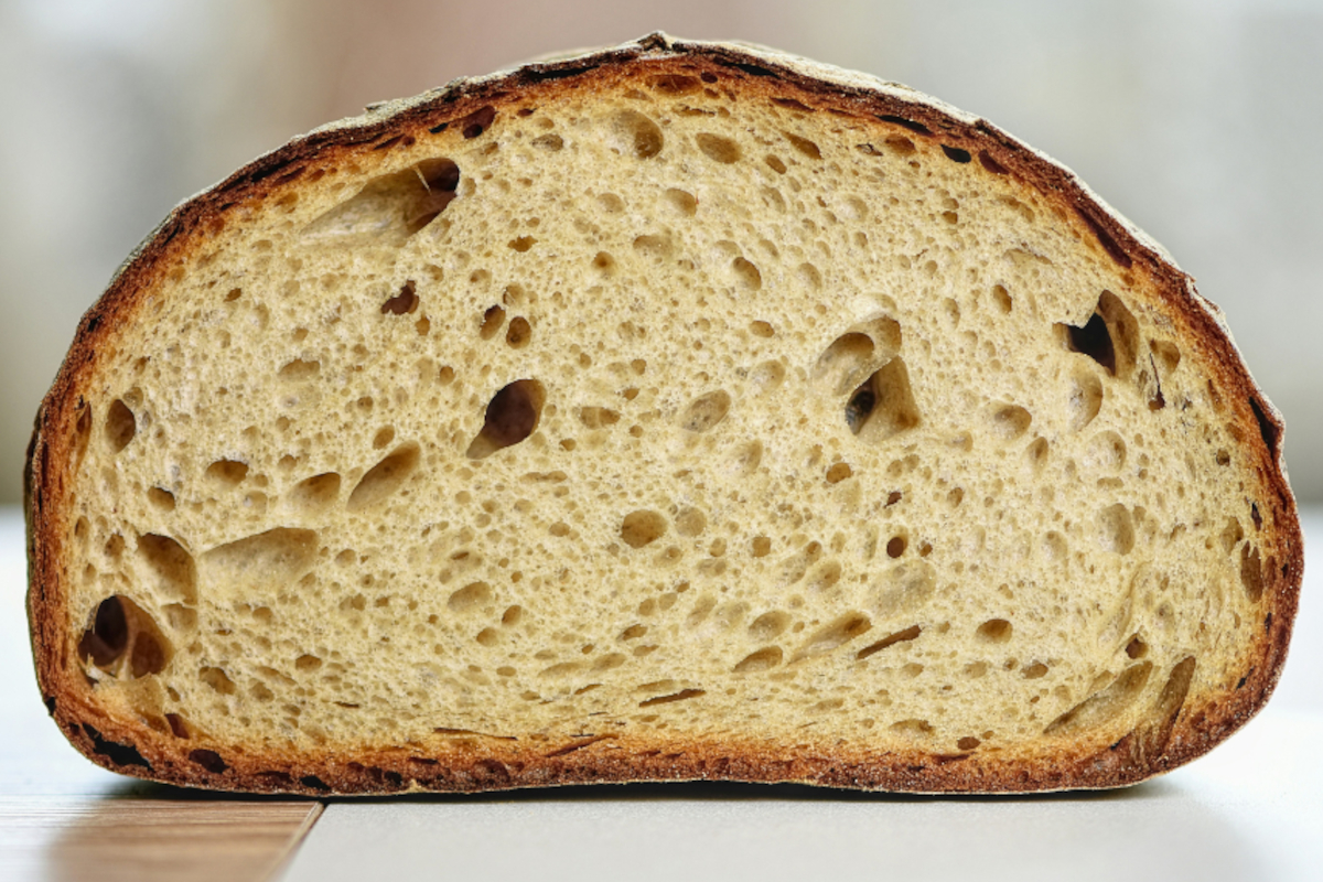 L’Italia non rinuncia al pane ma lo spreca: l’allarme di Too Good To Go