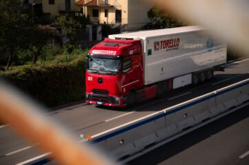 Camion frigo Torello su strada. Logistica alimentare per consegne natalizie. Trasporto merci refrigerate.