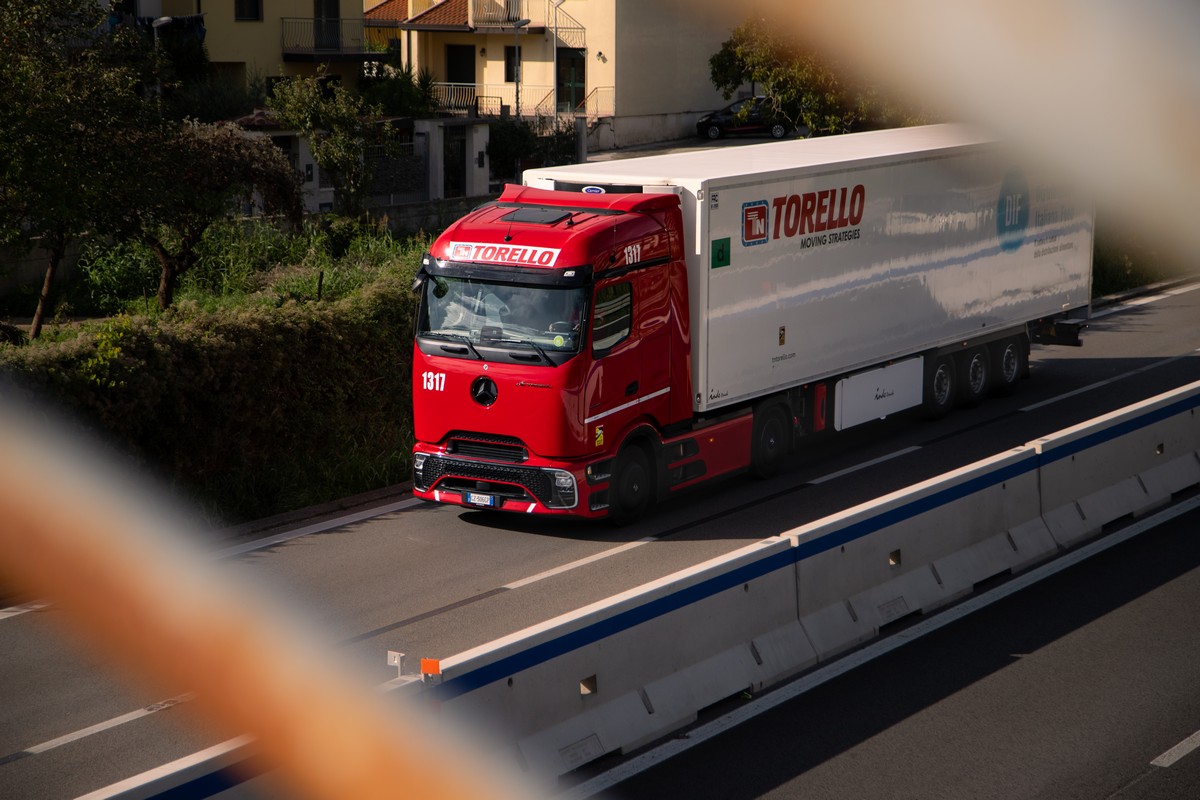 Camion frigo Torello su strada. Logistica alimentare per consegne natalizie. Trasporto merci refrigerate.