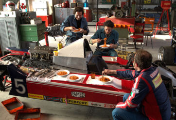 Barilla Come in famiglia: meccanici a pranzo con pasta su auto da corsa. Campagna pubblicitaria.