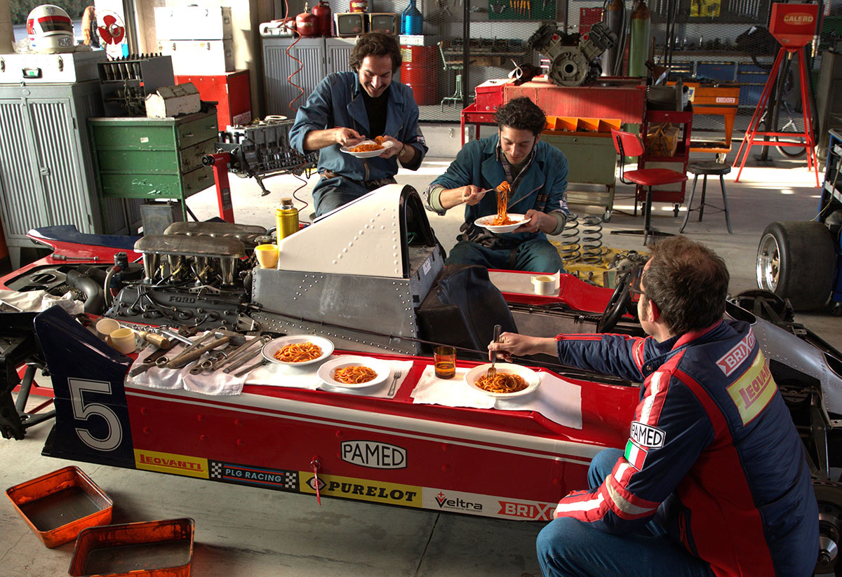 Barilla Come in famiglia: meccanici a pranzo con pasta su auto da corsa. Campagna pubblicitaria.