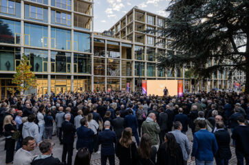 Inaugurazione WaltherPark Bolzano: folla, palco e architettura moderna. Riqualificazione urbana.