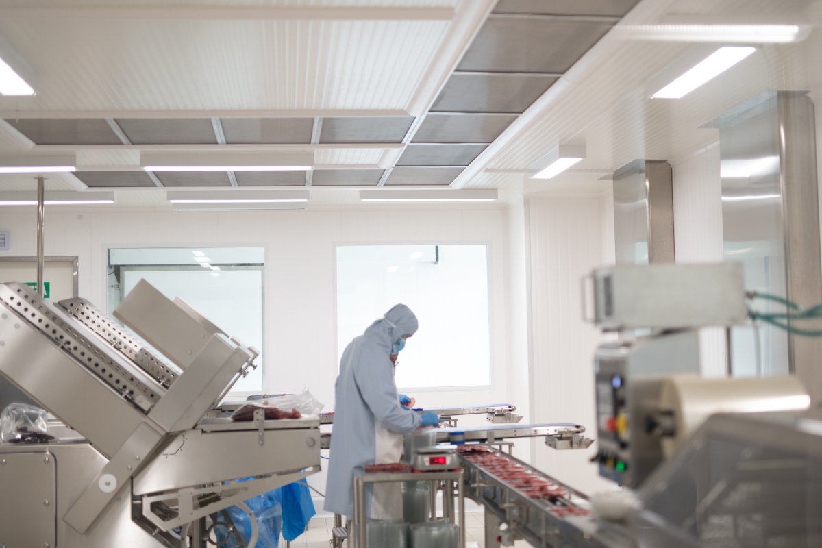 Stabilimento Furlotti: produzione salumi con finanziamento Intesa Sanpaolo per sostenibilità e crescita.