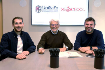 Partnership MEatSCHOOL e UniSaFo per formazione agroalimentare. Persone sorridenti a tavolo con loghi. #MEatSCHOOL #UniSaFo