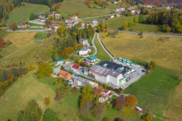 Panoramica aerea di Rigoni di Asiago, azienda sostenibile e innovativa immersa nel verde. Crescita e tradizione.