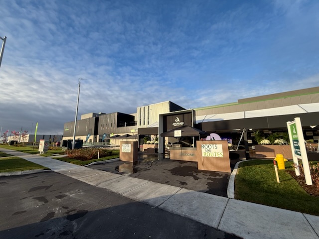 Andriani gruppo multinazionale: stabilimento Andriani a London, Ontario. Facciata moderna con insegna Roots and Routes.