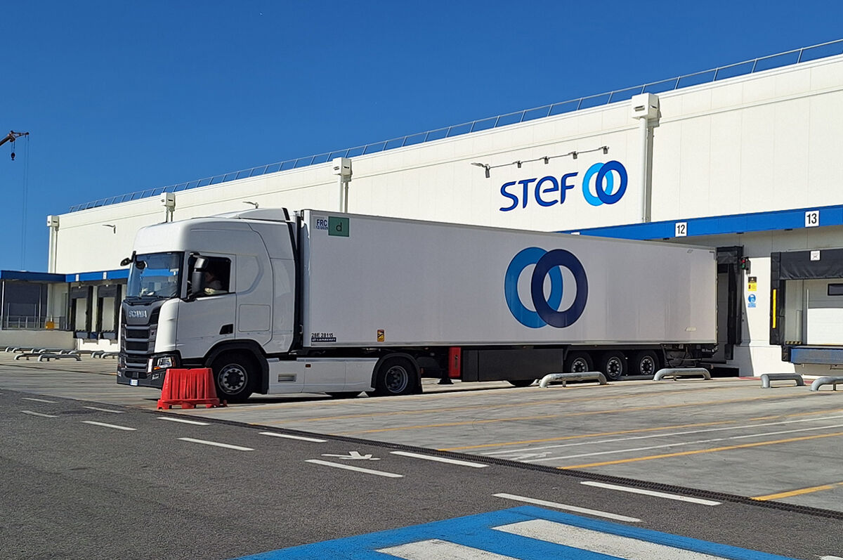 Stef Guidonia: camion refrigerato presso nuova filiale. Logistica e trasporti a temperatura controllata.