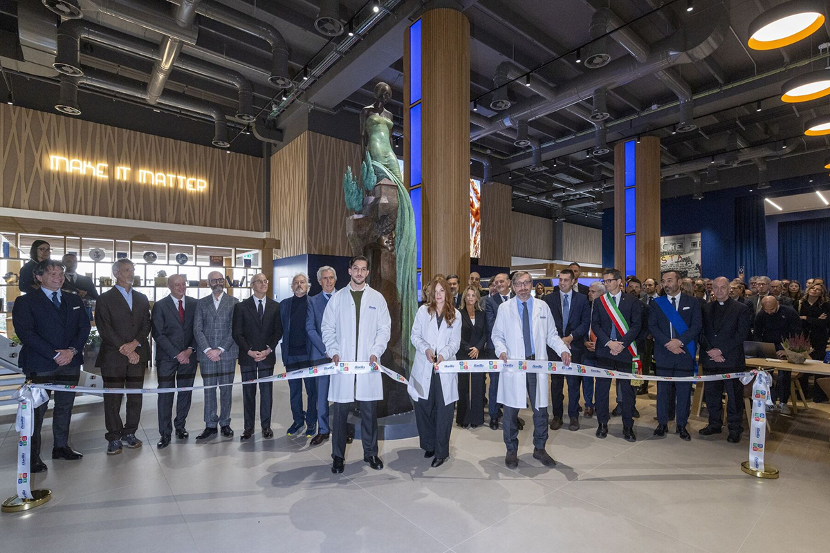 Inaugurazione BITE Barilla a Parma. Taglio del nastro con autorità e team. Innovazione e futuro nel food.