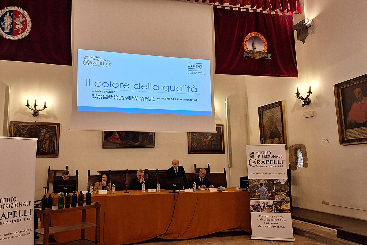 Conferenza olio evo Carapelli: Il colore della qualità. Esperti e bottiglie d'olio.