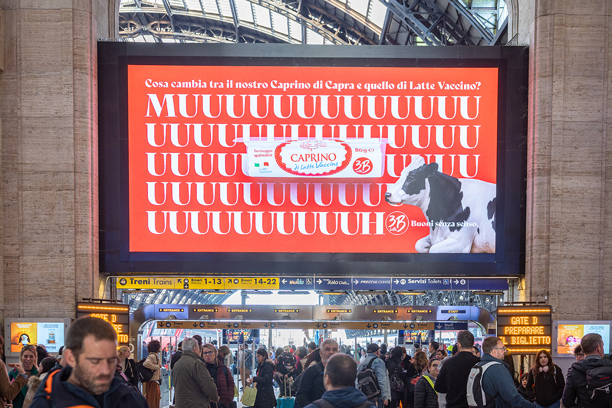 Pubblicità 3B Latte stazione. Formaggio Caprino e mucca, Buoni senza senso. Auricchio presenta 3B Latte.