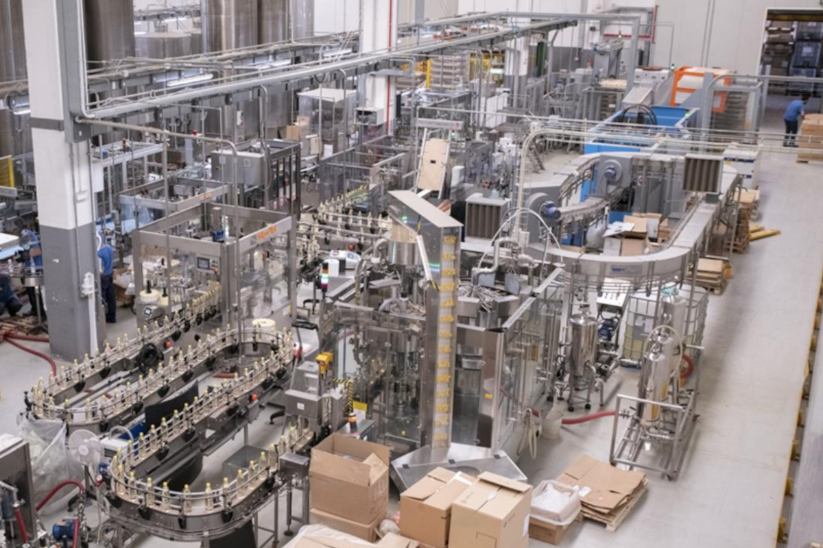 Interno di fabbrica: Impianti industriali, linee di produzione e imbottigliamento, macchinari-Acetificio Andrea Milano