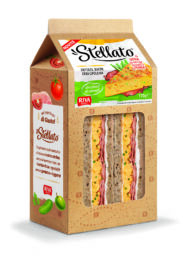 Tramezzino Stellato con frittata, bacon e erba cipollina. Snack gustoso e pratico, ideale per una pausa pranzo veloce.