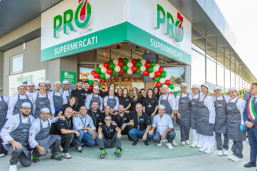 Inaugurazione RetailPro C3: team del supermercato PRO con palloncini tricolore.