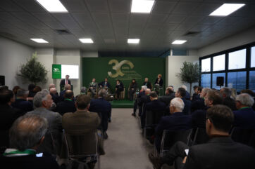 Conferenza stampa Carapelli per i 30 anni dello stabilimento di Tavarnelle. Relatori e pubblico.