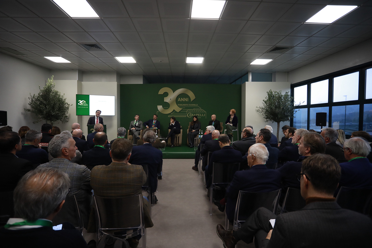 Conferenza stampa Carapelli per i 30 anni dello stabilimento di Tavarnelle. Relatori e pubblico.