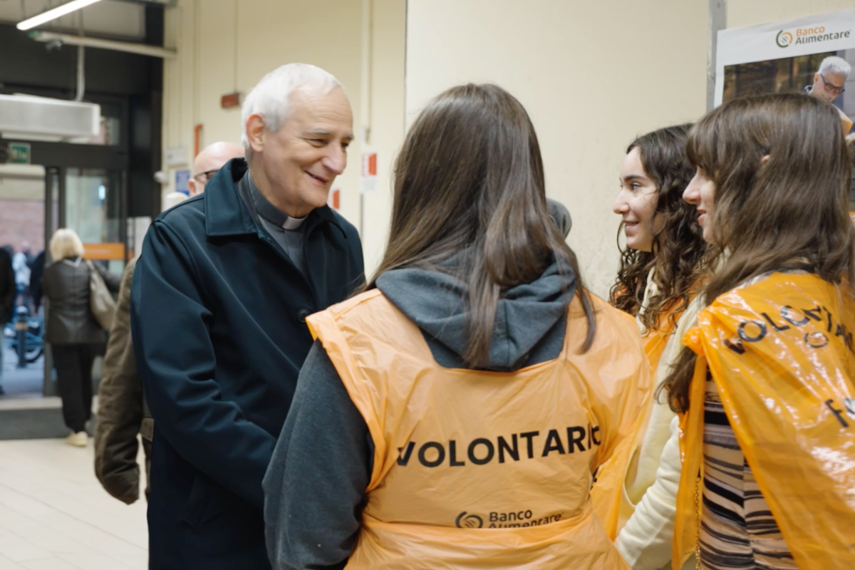Cardinale Zuppi alla Colletta Alimentare con volontari Banco Alimentare.