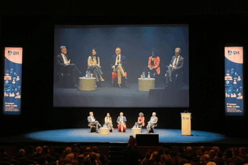 Panel Dit cultura aziendale. Relatori discutono sul palco di fronte al pubblico. Evento Dit Il tempo delle scelte.