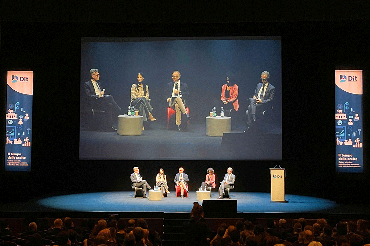 Panel Dit cultura aziendale. Relatori discutono sul palco di fronte al pubblico. Evento Dit Il tempo delle scelte.