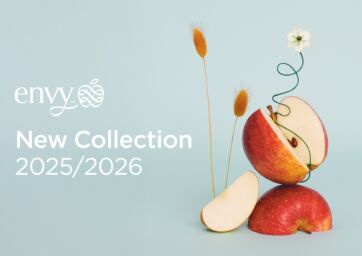 Nuova Collezione Envy™ 2025/2026. Mela Envy tagliata, eleganza e gusto. Scopri la freschezza e il piacere di Envy™.
